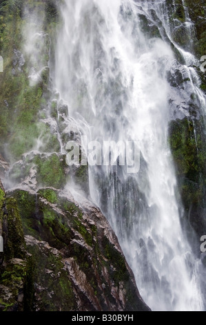 Pouvoir élémentaire, Stirling falls, Milford Sound, NZ Banque D'Images