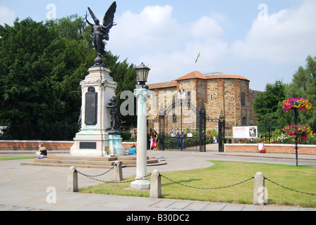 War Memorial à l'entrée du château de Colchester datant du 11th siècle, Upper Castle Park, Colchester, Essex, Angleterre, Royaume-Uni Banque D'Images