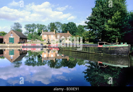 Bateaux étroits et péniche amarrée au quai de la rivière Wey Dapdune, Navigation, Guildford, Surrey Banque D'Images