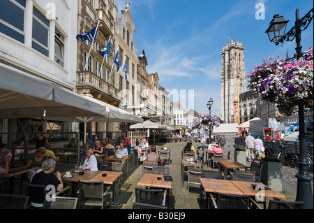 Café de la rue de la Grote Markt (Grand Place) avec St Romboutskathedraal derrière, Mechelen, Belgique Banque D'Images