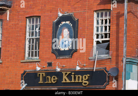 La dégradation du milieu urbain à l'abandon du roi pub-brasserie Courage Newport South Wales UK UE Banque D'Images