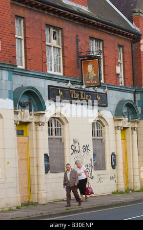 La dégradation du milieu urbain à l'abandon du roi pub-brasserie Courage Newport South Wales UK UE Banque D'Images