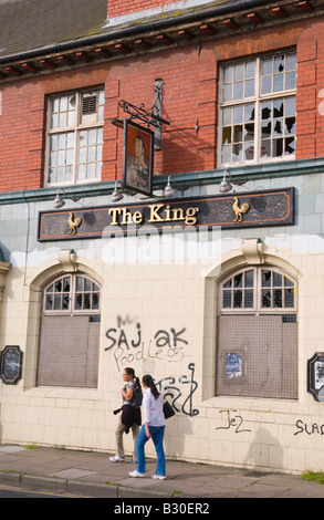 La dégradation du milieu urbain à l'abandon du roi pub-brasserie Courage Newport South Wales UK UE Banque D'Images