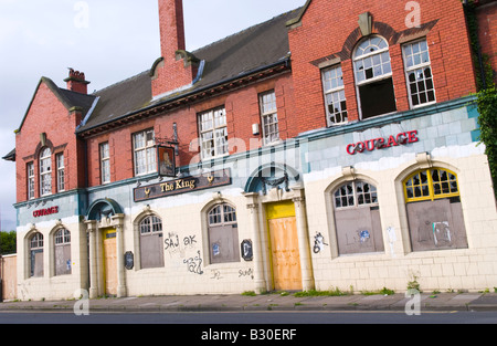 La dégradation du milieu urbain à l'abandon du roi pub-brasserie Courage Newport South Wales UK UE Banque D'Images