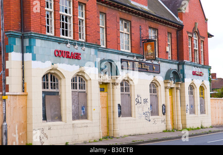 La dégradation du milieu urbain à l'abandon du roi pub-brasserie Courage Newport South Wales UK UE Banque D'Images