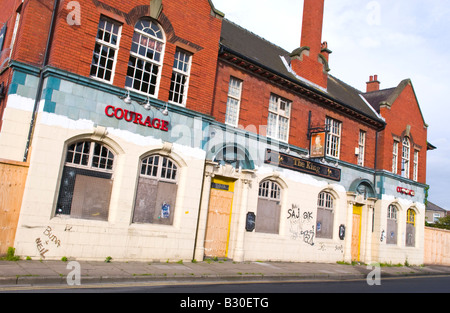 La dégradation du milieu urbain à l'abandon du roi pub-brasserie Courage Newport South Wales UK UE Banque D'Images