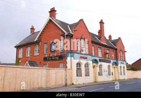 La dégradation du milieu urbain à l'abandon du roi pub-brasserie Courage Newport South Wales UK UE Banque D'Images