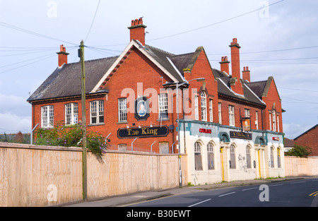 La dégradation du milieu urbain à l'abandon du roi pub-brasserie Courage Newport South Wales UK UE Banque D'Images