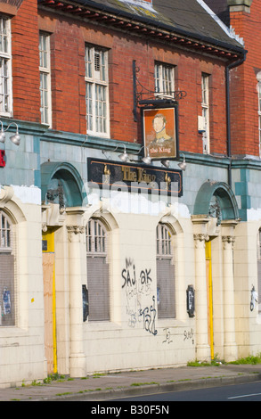 La dégradation du milieu urbain à l'abandon du roi pub-brasserie Courage Newport South Wales UK UE Banque D'Images