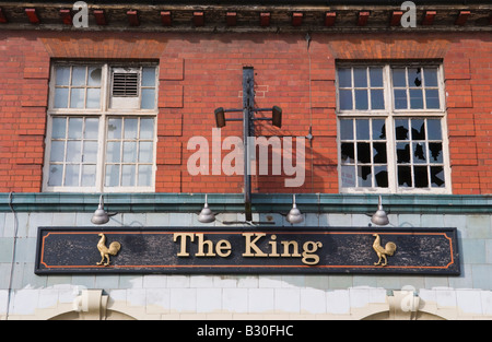 La dégradation du milieu urbain à l'abandon du roi pub-brasserie Courage Newport South Wales UK UE Banque D'Images