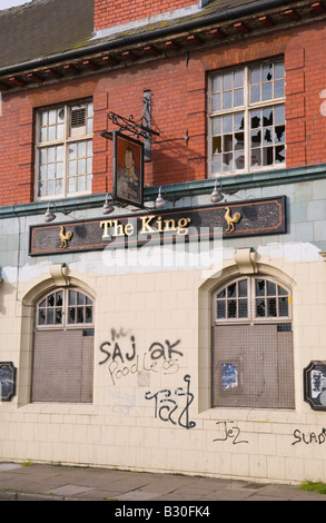 La dégradation du milieu urbain à l'abandon du roi pub-brasserie Courage Newport South Wales UK UE Banque D'Images