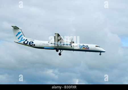 Flybe De Havilland Canada DHC-8-402Q Dash 8 sur l'approche de l'aviation à Inverness Dalcross région des Highlands en Écosse Banque D'Images