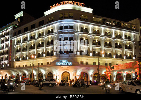 Nuit à l'extérieur de l'Hôtel Majestic Saigon Vietnam Banque D'Images