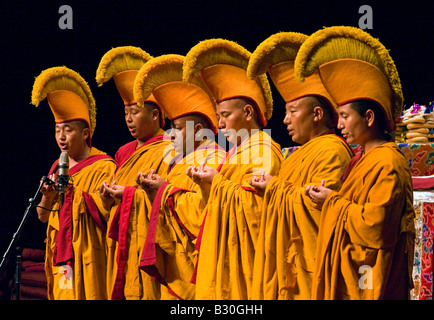 Le chant des moines GYUTÖ KUMBUM CHAMTSE LING parrainé par le Centre culturel tibétain Bloomington Indiana Banque D'Images