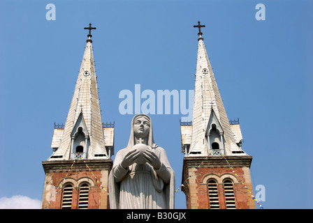 Statue Vierge Marie Notre Dame de SaigonVietnam Banque D'Images