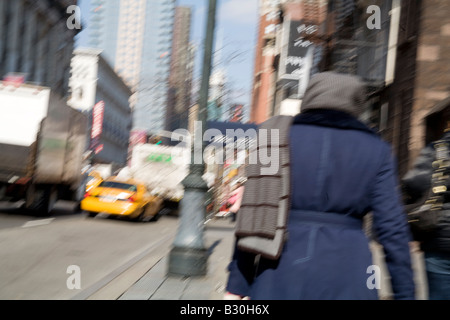 Photo floue de la personne sur un trottoir à New York City Banque D'Images