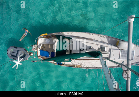 En regardant un voilier de croisière dans les Caraïbes Le premier lieutenant, se baigne Banque D'Images