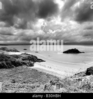 Y Porth Clochydd sur l'île Llanddwyn au large de la côte d'Anglesey à Newborough Warren en noir et blanc Banque D'Images