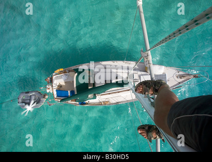 En regardant un voilier de croisière dans les Caraïbes Le voile sports un générateur de vent et d'un panneau solaire et étapes du mât Banque D'Images