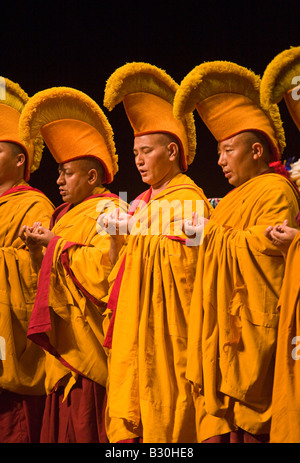 Le chant des moines GYUTÖ KUMBUM CHAMTSE LING parrainé par le Centre culturel tibétain Bloomington Indiana Banque D'Images