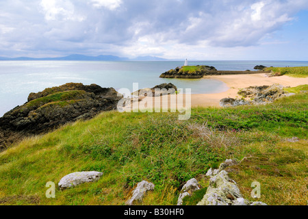 Pilotes Cove sur l'île Llanddwyn au large de la côte d'Anglesey à Newborough Warren avec le dome sous le marqueur blanc Banque D'Images