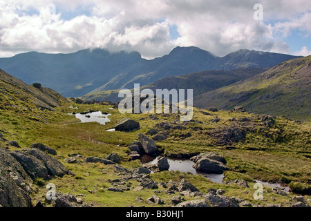 Petit Tarns sur le sommet de Crinkle Crags dans le Lake District, Cumbria. Banque D'Images