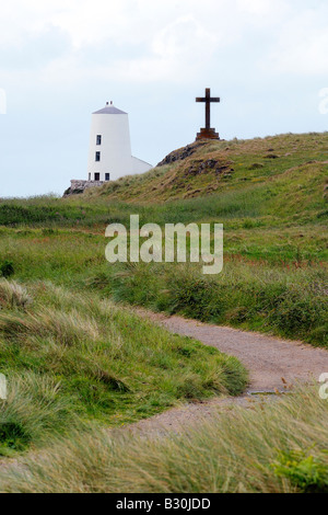 Dwynwen St Croix et le phare à Twr Porth Mawr sur l'île Llanddwyn au large de la côte d'Anglesey à Newborough Warren Banque D'Images