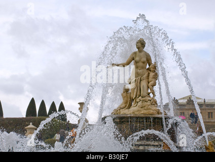 Fontaines de plein air et la statuaire de Versailles Gardens près de Paris France Europe UE Banque D'Images