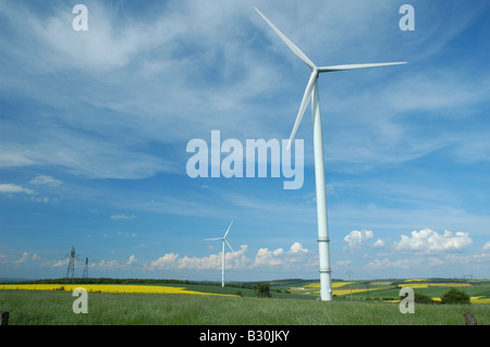 Grande vue d'éoliennes sur ciel bleu - France Banque D'Images