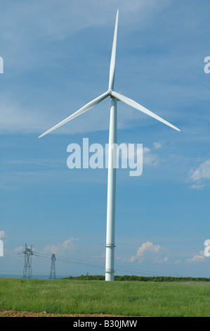 Éoliennes sur ciel bleu - France Banque D'Images