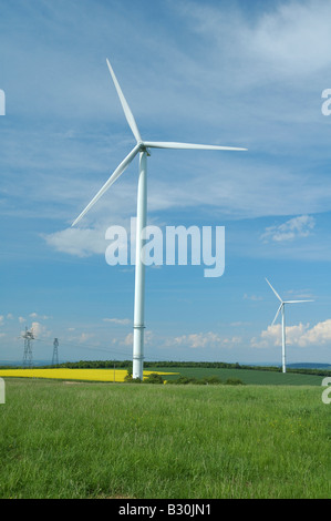 Éoliennes sur ciel bleu - France Banque D'Images