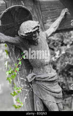 Une statue de Jésus Christ sur la croix en bois sur une tombe Banque D'Images