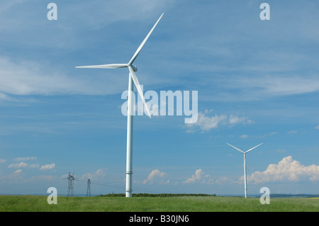 Éoliennes sur ciel bleu - France Banque D'Images