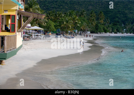 Regardant vers le bas la plage de Cane Garden Bay, sur l'île de Tortola dans les îles Vierges britanniques. Banque D'Images