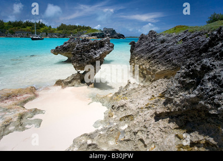 Un bateau ancré entre Charles Island et l'île sur la côte est des Bermudes près de Castle Harbour Banque D'Images