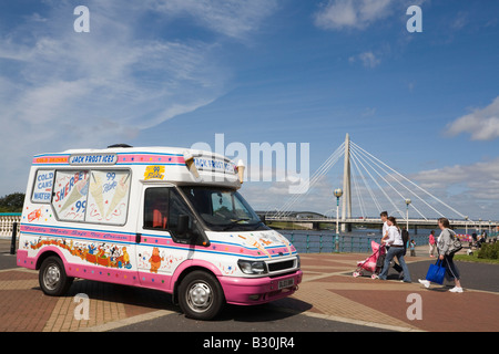 Southport Merseyside England UK Ice cream van sur la promenade au bord de l'eau avec les gens Banque D'Images