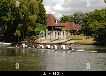 La Queen's Eyot prononcé huit est une île de la Tamise et l'accueil d'origine de l'Eton College aviron Banque D'Images