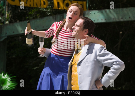 Lisa O'Hare (Gigi) et Thomas Borchert (Gaston) effectuant les encore de Gigi à l'Open Air Theatre de Regent's Park, Londres Banque D'Images