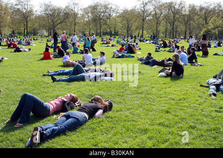 Les gens se détendre dans Green Park sous le soleil d'été Banque D'Images