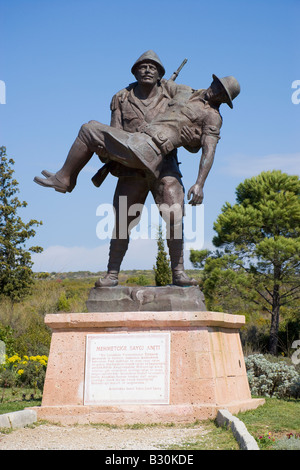 Statue d'un soldat turc transportant un blessé soldat ANZAC Retour à la ligne de l'ANZAC à Gallipoli Çanakkale Turquie Banque D'Images