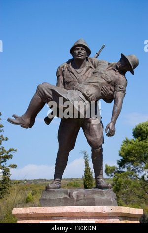 Statue d'un soldat turc transportant un blessé soldat ANZAC Retour à la ligne de l'ANZAC à Gallipoli Çanakkale Turquie Banque D'Images