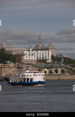 Old Quebec city skyline y compris le Château Frontenac vu de la traversée du fleuve Saint-Laurent, copy space Banque D'Images