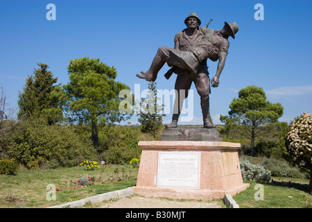 Statue d'un soldat turc transportant un blessé soldat ANZAC Retour à la ligne de l'ANZAC à Gallipoli Çanakkale Turquie Banque D'Images