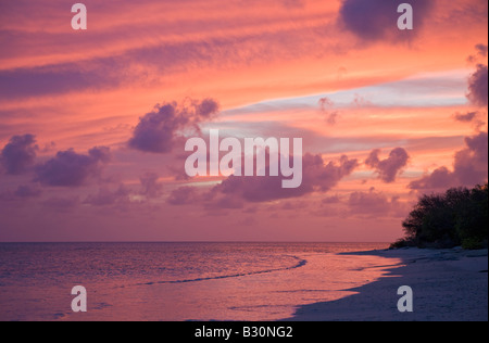 Au coucher du soleil plage Bikini atoll de Bikini des Îles Marshall Micronésie Océan Pacifique Banque D'Images