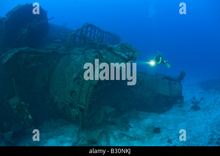 Plongeur au pont du destroyer USS Anderson atoll de Bikini des Îles Marshall Micronésie Océan Pacifique Banque D'Images