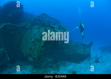 Plongeur au pont du destroyer USS Anderson atoll de Bikini des Îles Marshall Micronésie Océan Pacifique Banque D'Images