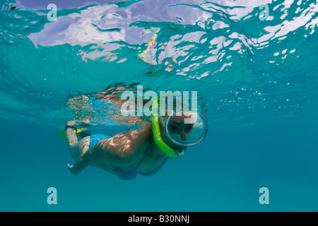 Plongée avec tuba dans le lagon turquoise de l'atoll de Bikini des Îles Marshall Micronésie Océan Pacifique Banque D'Images