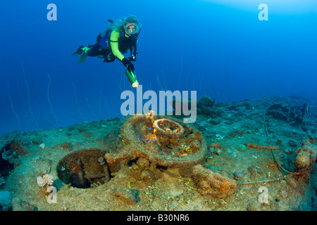 Plongeur et éclosent de sous-marin USS Apogon atoll de Bikini des Îles Marshall Micronésie Océan Pacifique Banque D'Images