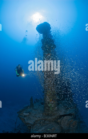 Plongeur au tour de sous-marin USS Apogon atoll de Bikini des Îles Marshall Micronésie Océan Pacifique Banque D'Images