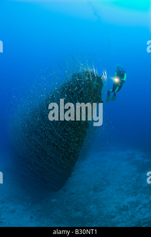 Plongeur au guindeau de sous-marin USS Apogon atoll de Bikini des Îles Marshall Micronésie Océan Pacifique Banque D'Images